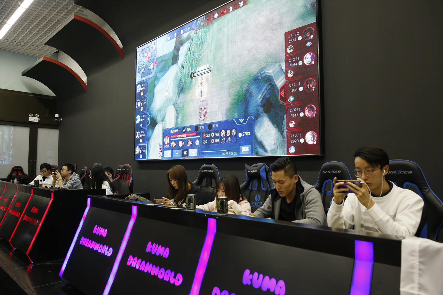 BLG官方分享Elk选手23岁庆生视频：呼！蜡烛一吹，许个愿吧！