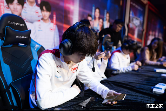 LPL 明天的首发阵容： Assum 对阵 Photic ， Angel 对阵 ZIKA 在 SOLO 比赛中